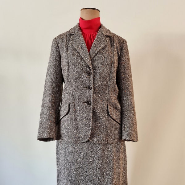 Wunderschöner Schokoladen- und Cremefarbener Donegal Tweed 2-teiliger Rockanzug von Sophie aus Melbourne Ende der 70er Jahre Anfang der 80er Jahre Größe 12-14.