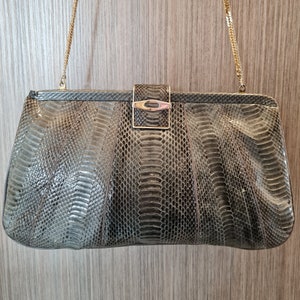 Sac à main en cuir de serpent des années 1980 à empiècements gris avec bandoulière à maillons dorés, doublure en cuir de chevreau avec miroir et porte-monnaie.