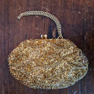 1960年代のビーズ装飾のイブニングバッグ：ゴールドのスパンコールのミニバッグ、香港