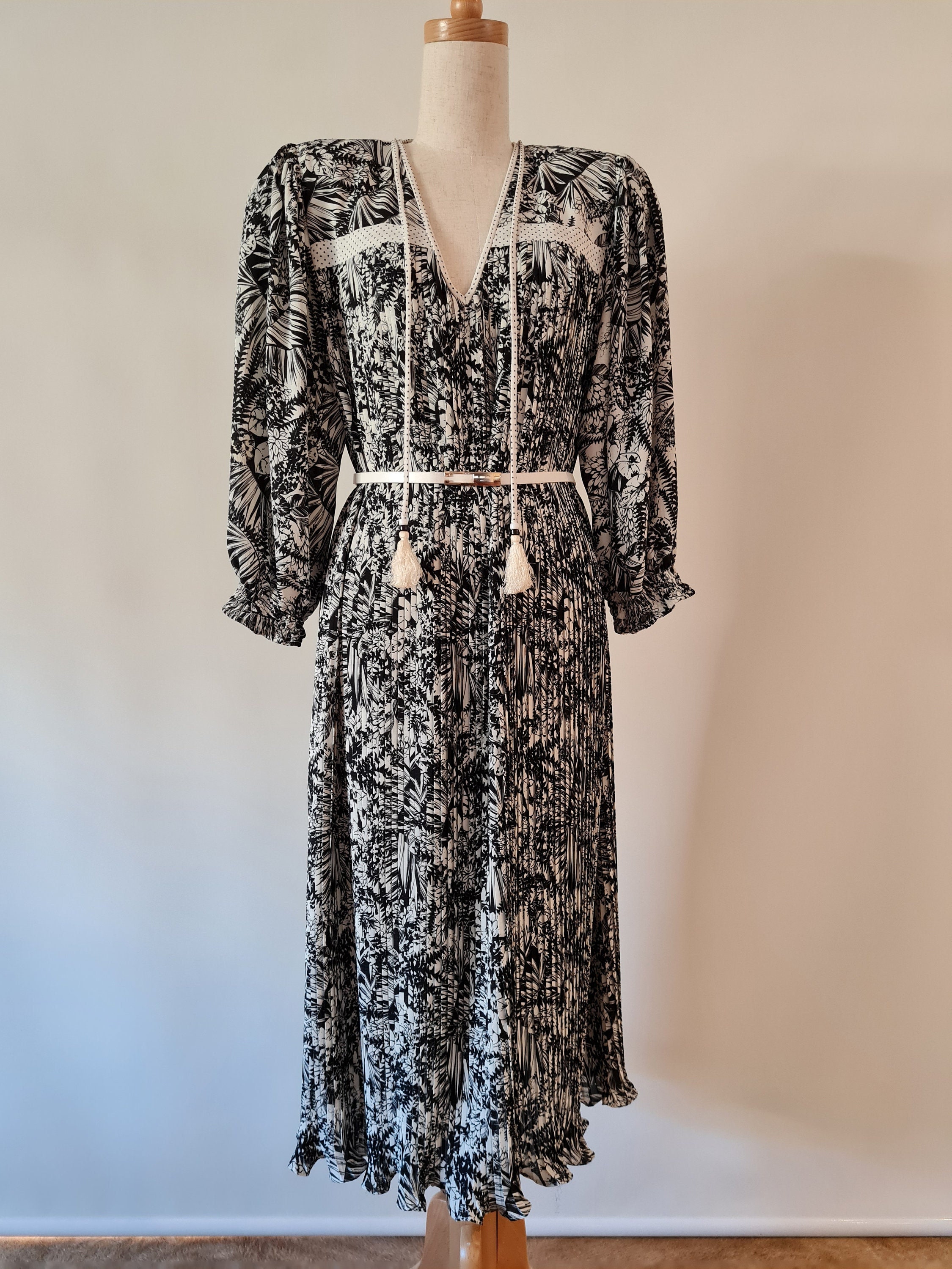 1980 s Diane Freis Fabulous White and Black Tropical Floral With Spot Design Printed Permanent Pleat Dress Size up to L Etsy Australia