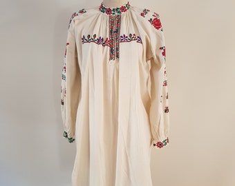 Folkloric Embroidered Vintage blouse 1940's/50's