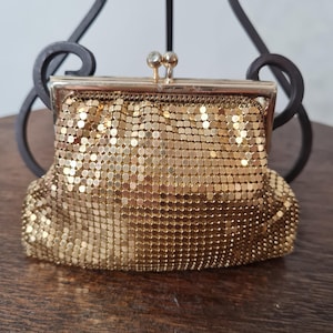 Sweet Glomesh 1980's vintage Gold mesh small coin purse.