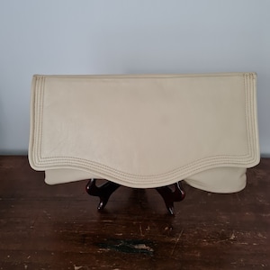 Faigen Australia Bolso tipo sobre de piel suave color beige con solapa con forma y cierre de cremallera