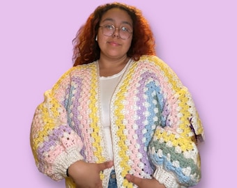 Cardigan carré grand-mère hexagonal au crochet, tons pastel — grand/très grand