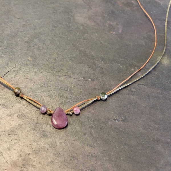 Elfenhaftes Choker Halsband mit Edelstein-Perlen (Labradorit, Turmalin) & Tropfen Anhänger