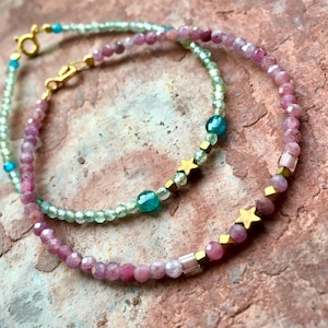 Gemstone stacking bracelet made of (ruby / apatite, gold-plated hematite) with a small star in the middle