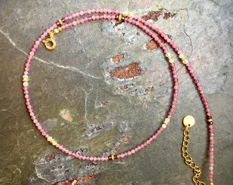 Zierliche Edelstein Perlen Halskette (Turmalin, Mondstein und Granat)