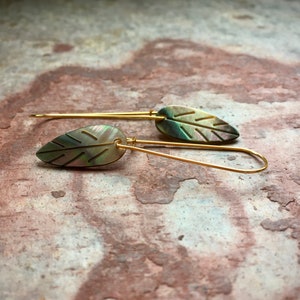 Curved earrings with mother-of-pearl leaf pendants