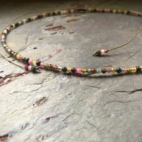 Verstellbare Perlen-Halskette aus buntem Turmalin