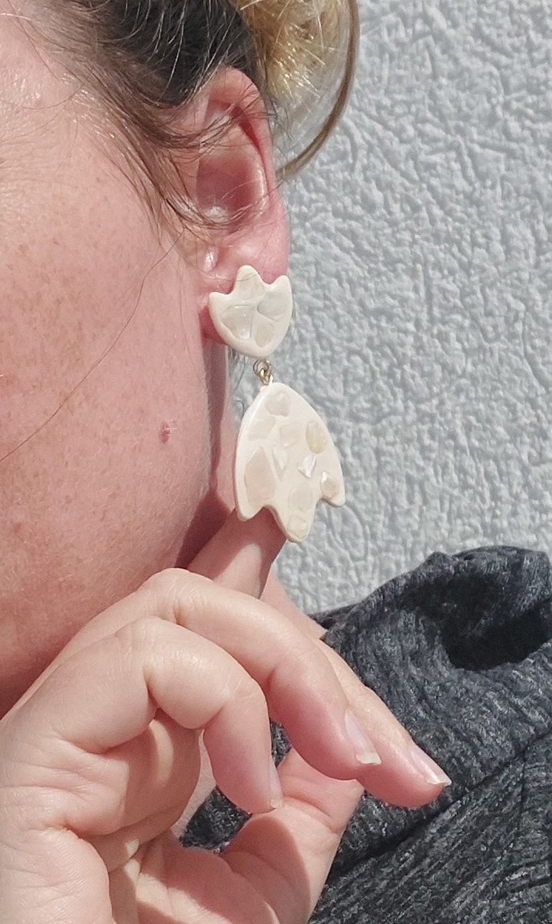 Long massive terrazzo style earrings with natural shells / Summer ivory Fashion modern statement earrings/ Tulip earrings/ Gift for her/ zdjęcie 6