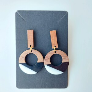 Pendientes largos colgantes de madera natural y resina epoxi / Pendientes blancos negros llamativos / Joyería boho ligera y cómoda / Regalo para novia 5