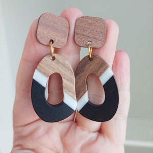 Pendientes largos colgantes de madera natural y resina epoxi / Pendientes blancos negros llamativos / Joyería boho ligera y cómoda / Regalo para novia 7