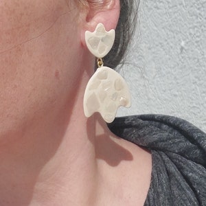 Long massive terrazzo style earrings with natural shells / Summer ivory Fashion modern statement earrings/ Tulip earrings/ Gift for her/ zdjęcie 7