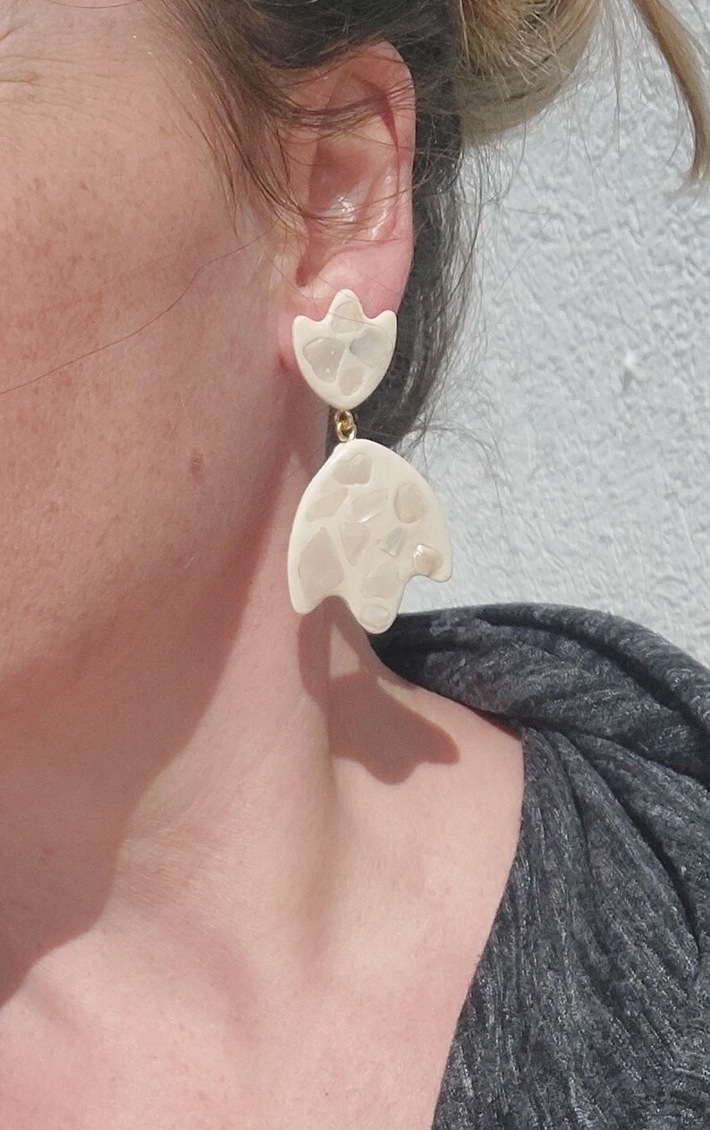 Long massive terrazzo style earrings with natural shells / Summer ivory Fashion modern statement earrings/ Tulip earrings/ Gift for her/ zdjęcie 7