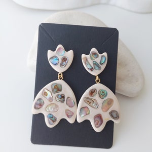 Long massive terrazzo style earrings with natural shells / Summer ivory Fashion modern statement earrings/ Tulip earrings/ Gift for her/ zdjęcie 5