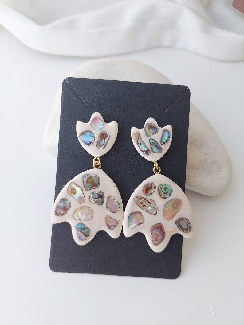 Long massive terrazzo style earrings with natural shells / Summer ivory Fashion modern statement earrings/ Tulip earrings/ Gift for her/ zdjęcie 5