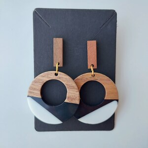 Pendientes largos colgantes de madera natural y resina epoxi / Pendientes blancos negros llamativos / Joyería boho ligera y cómoda / Regalo para novia 1