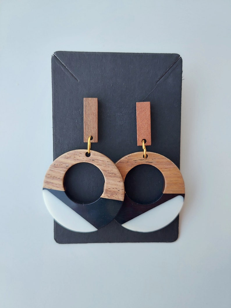 Pendientes largos colgantes de madera natural y resina epoxi / Pendientes blancos negros llamativos / Joyería boho ligera y cómoda / Regalo para novia 1