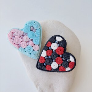 カラフルなハートのポリマー粘土ブローチ/かわいい手作りのユニークなブローチ/OOAKボヘミアンブローチ/バレンタインデーギフト/パステルブローチ/ブラックハートブローチ