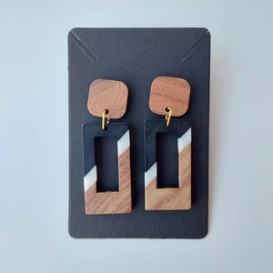 Pendientes largos colgantes de madera natural y resina epoxi / Pendientes blancos negros llamativos / Joyería boho ligera y cómoda / Regalo para novia 3