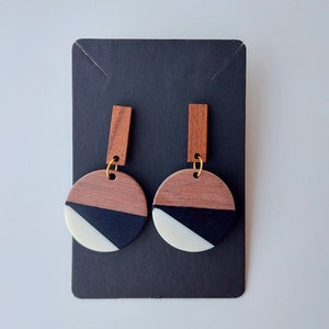 Pendientes largos colgantes de madera natural y resina epoxi / Pendientes blancos negros llamativos / Joyería boho ligera y cómoda / Regalo para novia 4