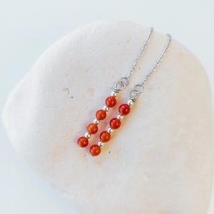 Brincos de cornalina com fio/Brincos minimalistas de corrente pendente/Brincos delicados laranja para mulheres e meninas/Brincos delicados de aço inoxidável