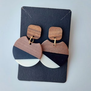 Pendientes largos colgantes de madera natural y resina epoxi / Pendientes blancos negros llamativos / Joyería boho ligera y cómoda / Regalo para novia 2