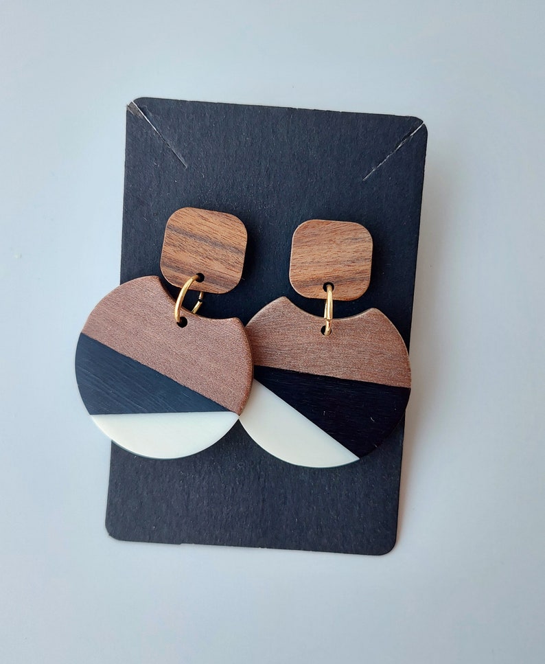 Pendientes largos colgantes de madera natural y resina epoxi / Pendientes blancos negros llamativos / Joyería boho ligera y cómoda / Regalo para novia 2