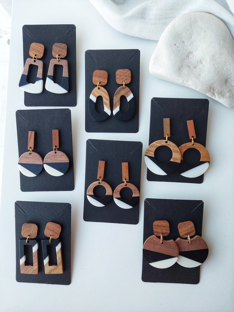 Pendientes largos colgantes de madera natural y resina epoxi / Pendientes blancos negros llamativos / Joyería boho ligera y cómoda / Regalo para novia imagen 1