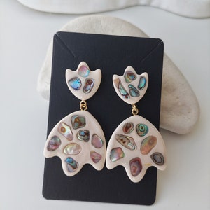 Long massive terrazzo style earrings with natural shells / Summer ivory Fashion modern statement earrings/ Tulip earrings/ Gift for her/ zdjęcie 4