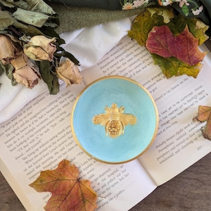Handmade clay Bee trinket dish, jewellery dish, ring, accessories storage, Bee lovers gift, birthday, mum, cottage core, Bee keepsake.