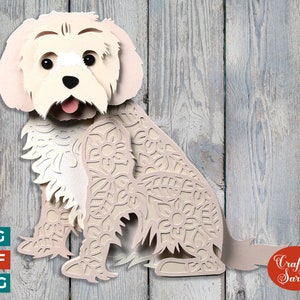 Puede incluir: Un perro de papel blanco y beige con intrincados patrones florales. El perro está sentado con la cola enroscada detrás de él. El fondo es una textura de madera. El texto "Craft with Sarah" está en la esquina inferior derecha.