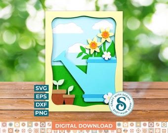 Puede incluir: Una pieza de arte en papel en capas que presenta una regadera azul, narcisos y plantas en macetas. La escena se desarrolla contra un cielo con nubes y un campo verde. El diseño incluye el texto "SVG, EPS, DXF, PNG" y "DESCARGA DIGITAL".