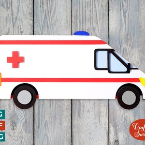 Puede incluir: Ambulancia blanca con rayas rojas y una cruz roja en el lateral. La ambulancia tiene una luz azul en la parte superior y ruedas negras.