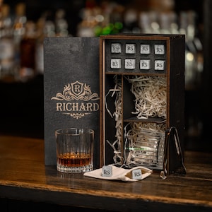 Personalisiertes Whisky Geschenkset: Gravierte Gläser & Steine in Holzkiste
