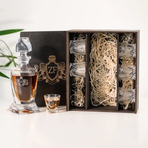 Personalisiertes Wodka-Dekanter-Set: Gravierte Schnapsgläser, Geschenkbox aus Holz