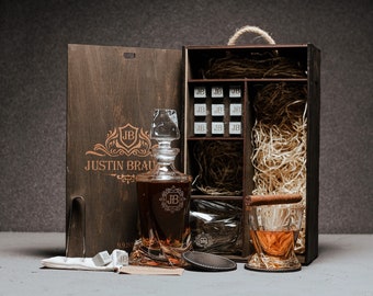 Gepersonaliseerde Bourbon-glazenset - Gegraveerde Bourbon-decanterset met whiskystenen en onderzetters - Geweldig cadeau voor mannen, vriendjescadeau