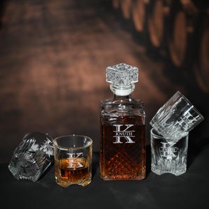 Personalisierte Whisky Gläser Set - gravierte Bar Gläser, altmodische Bourbon Gläser, Scotch Gläser Set - Untersetzer aus Leder und Schiefer