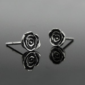 Pendientes pequeños de plata de ley con diseño de rosa, mini pendientes florales, pendientes rústicos, unisex, para hombre y mujer, regalo para él.