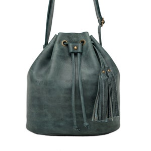 Bolso de hombro vintage con cordón de cuero genuino hecho a mano.