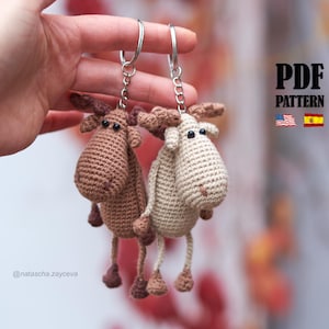 Crochet PATTERN Keychain Moose Amigurumi English and Spanish pattern Elk key chain toy Tutorial Handmade key ring PDF pattern. New year gift