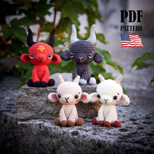 Op de afbeelding: Vier gehaakte amigurumi geitjes in rood, donkergrijs, beige en wit. Het rode figuurtje heeft zwarte hoorns en een geel pentagram op het voorhoofd. Elk figuurtje heeft grote zwarte ogen en kleine oren. De tekst luidt PDF PATTERN met een Amerikaanse vlag.