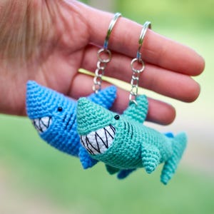 PDF Pattern: Crochet Shark keychain Amigurumi sea creature English tutorial handmade keyring fish bild 9