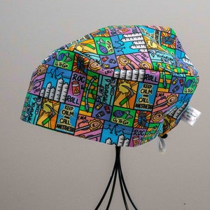 Può includere: Un berretto chirurgico colorato con una varietà di termini medici e illustrazioni stampati su di esso. Il berretto è realizzato in un tessuto morbido e traspirante e presenta una chiusura con coulisse.