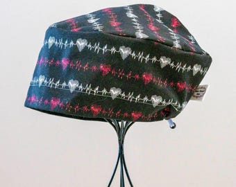 Women’s Heartbeat Toggle-Back Scrub Hat or Surgical Cap  All Cotton/Bonnet ou Chapeau de chirurgie ajustable à l'arrière