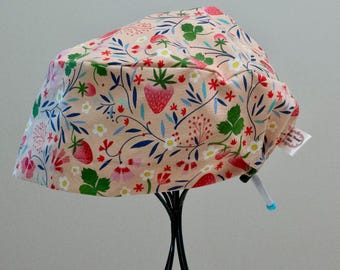 Women’s Strawberries Toggle-Back Scrub Hat or Surgical Cap  All Cotton/Bonnet ou Chapeau de chirurgie ajustable à l'arrière