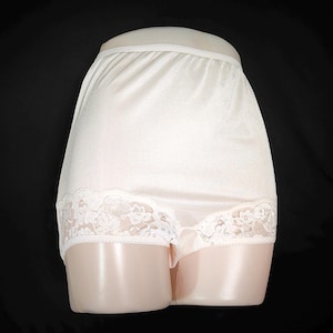 Size  5/6 Creamy Pink Vanity Fair Vintage Style Nylon Panties with Sheer Lace