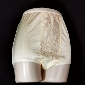Silky lace floral fullback granny panties 🌸💙💜 : r/Jockeypanties