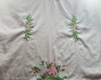 Handgeborduurd tafelkleed witte duif, hulstakken en linten wit 67 x 52,5"