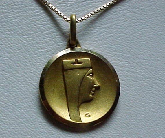 Vintage Signed Art 18 kt yellow Gold Pendant Bust… - image 1